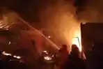 menyelamatkan-barang-dagangannya-agar-tidak-hangus-terbakar.jpg