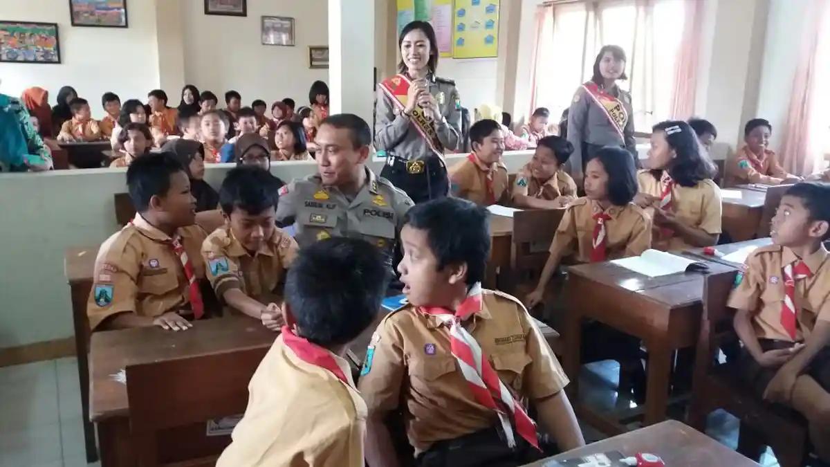 Berbaur dengan Murid SD, Polres Jember Sosialisasikan Internet Sehat untuk Anak