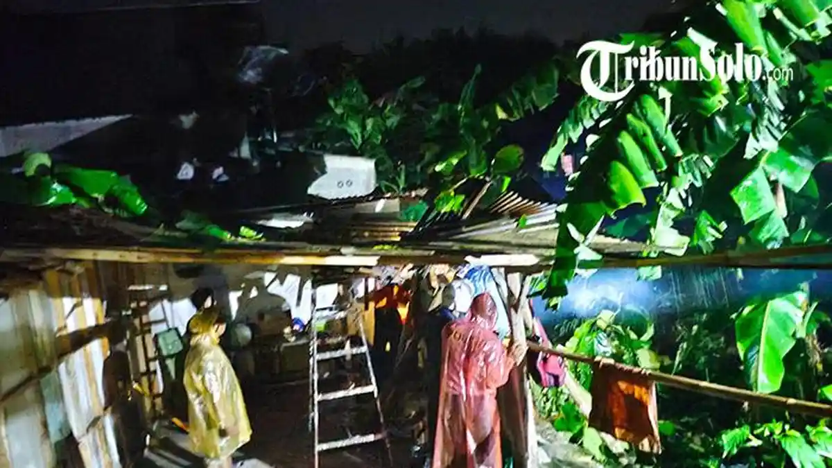 Angin Kencang Melanda Wonogiri, Belasan Rumah Rusak Tertimpa Pohon