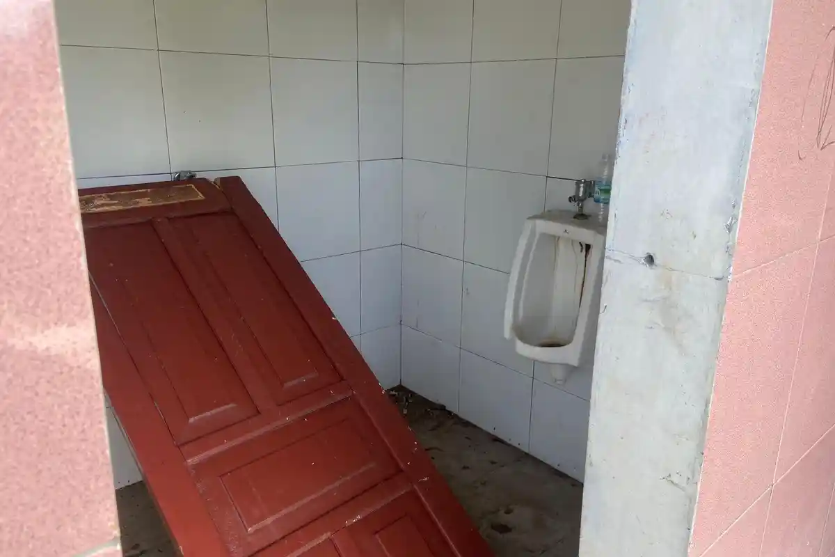 Toilet Umum di Lapangan Tikala Manado Perlu Dirawat, Lantai Kotor hingga WC Tak Bisa Digunakan