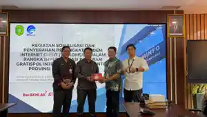 20251023_Diskominfo-Kaltim-serahkan-Orbit-Telkomsel-untuk-29-desa-di-Kukar.jpg