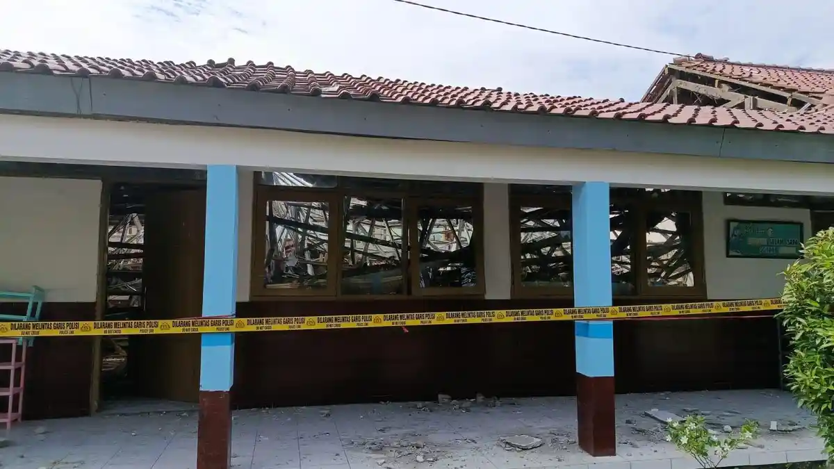 Breaking News: Imbas Diguyur Hujan Deras, 3 Ruang Kelas SD Mirat III Majalengka Ambruk
