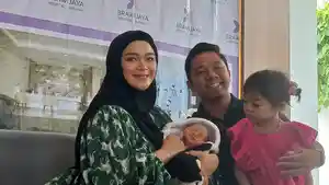 Sheza-Idris-didampingi-suaminya-Surya-Ibrahim-diBrawijaya-Woman-and-Children-Hospital.jpg