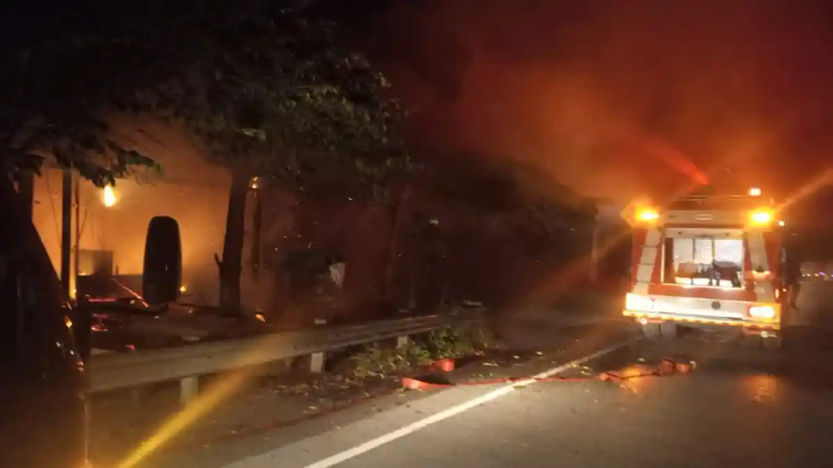 BREAKING NEWS! Warung Nasi Hangus Terbakar di By Pass Ida Bagus Mantra