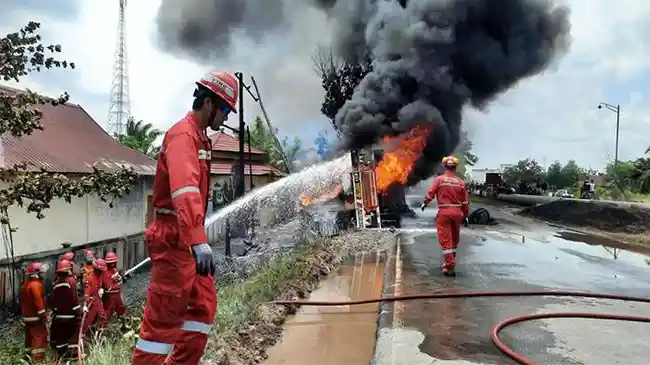 mobil-terbakar-dumai.jpg