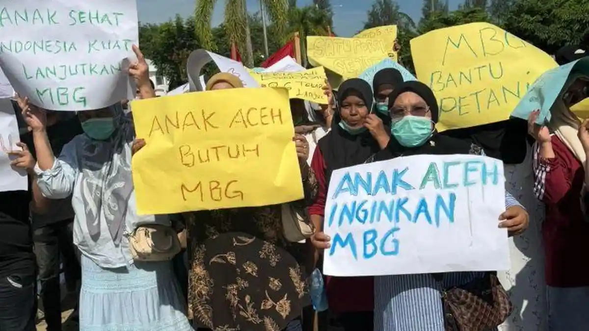 Penjaga Prabowo Unjuk Rasa ke DPRK Dukung Kelanjutan MBG di Aceh Tamiang - Serambinews.com