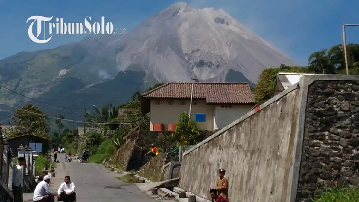 Merapi Muntahkan Awan Panas Hari Ini, Warga Lereng Merapi di Klaten Tetap Beraktivitas Seperti Biasa