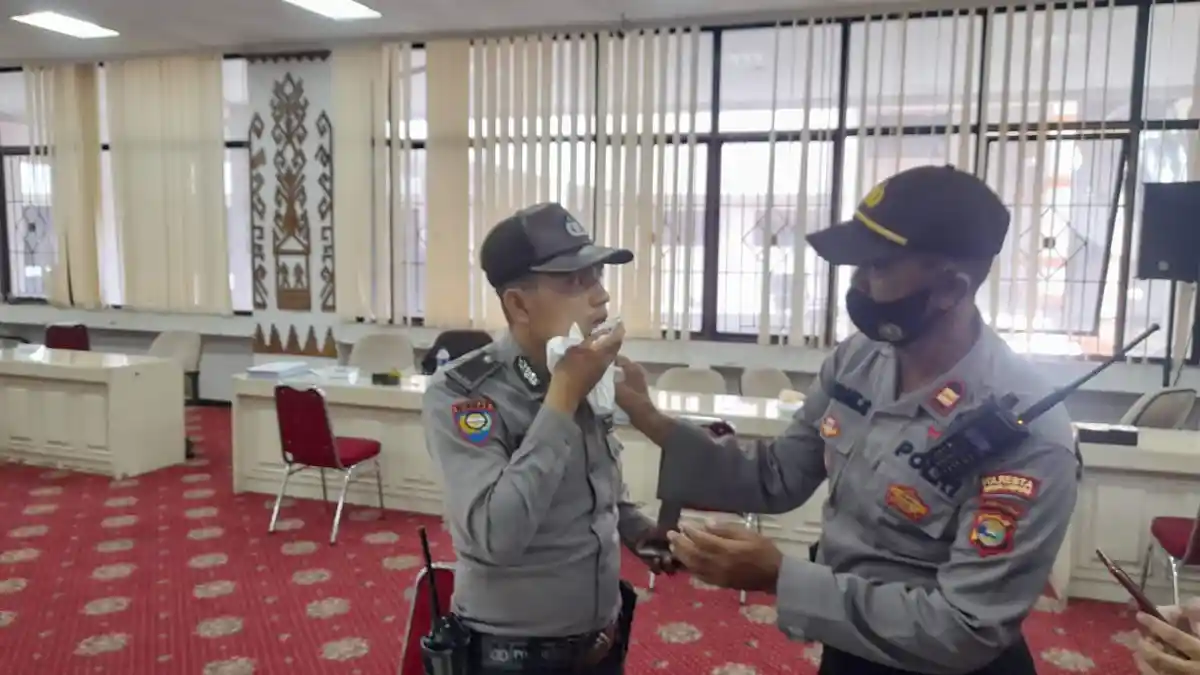 Aksi Tolak UU Omnibus Law di DPRD Lampung Ricuh, 1 Anggota Polisi Terluka Kena Lemparan Batu