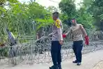 Jaga-Keamanan-Polres-Bima-Pasangan-Kawat-Barrier-di-Kantor-KPU-Warga-Diminta-Hormati-Proses-Pemilu.jpg
