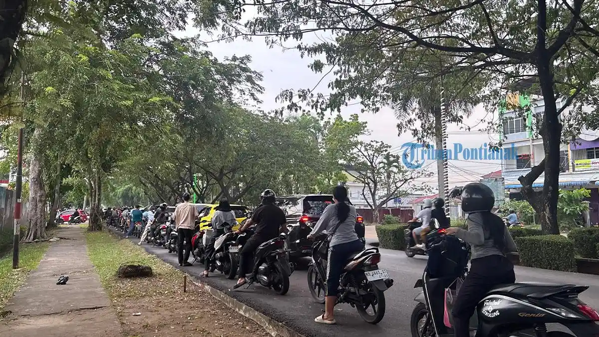 Antrean BBM Mengular di Sejumlah SPBU Pontianak, Warga Beralih ke Pertamax Imbas Pertalite Kosong