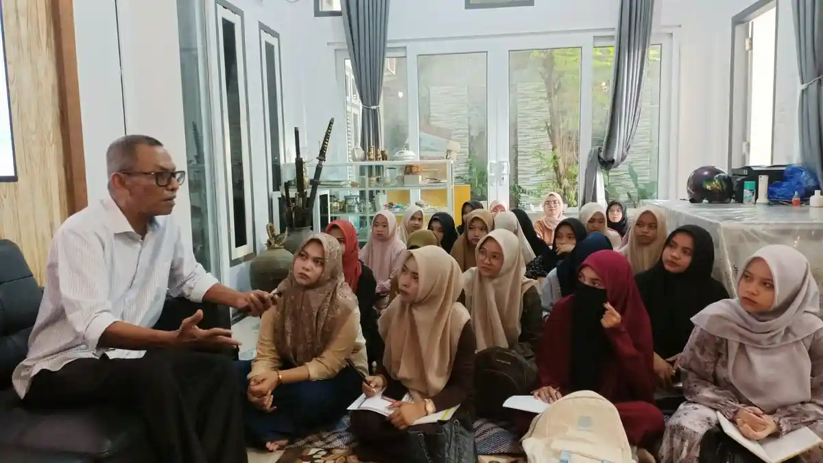 Belajar ke Rumoh Manuskrip, Mahasiswa UIN Ar-Raniry Terpana Mengetahui Kejayaan Aceh Masa Lampau