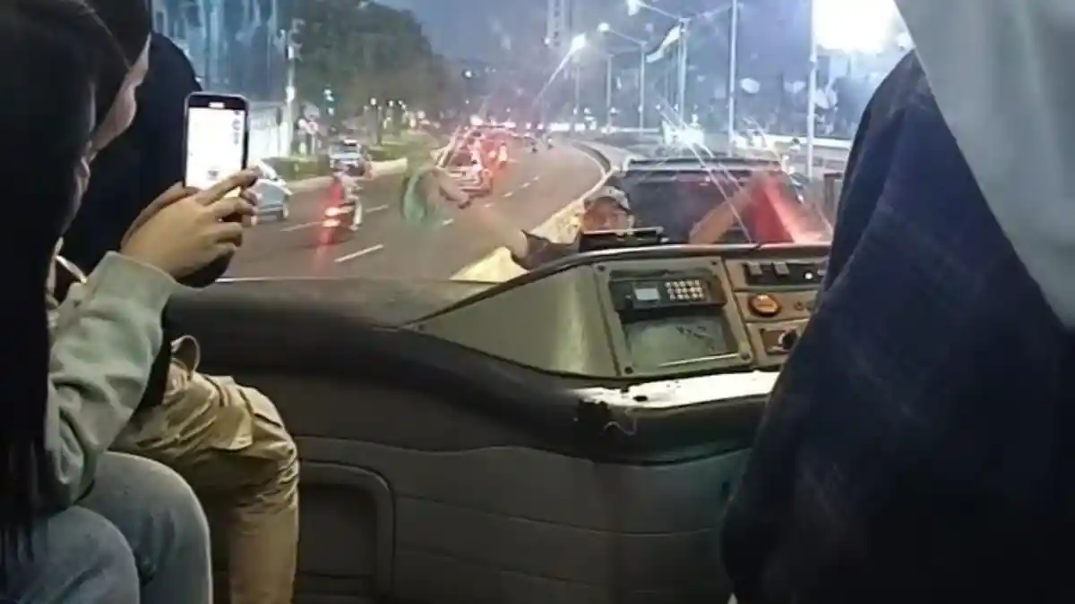 Pria Diduga Bersenjata Tajam Adang Bus Transjakarta, Sempat Berusaha Kabur Sebelum Ditangkap TNI