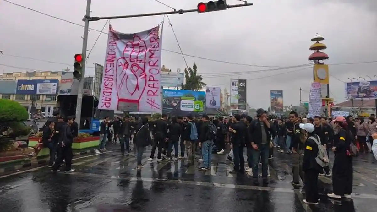 Banner Simbol Perlawanan Mahasiswa Terpasang di Tugu Adipura, Ajak ...