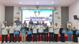 Wakil-Bupati-Karawang-Maslani-menyerahkan-bantuan-alat-penunjang-produksi.jpg