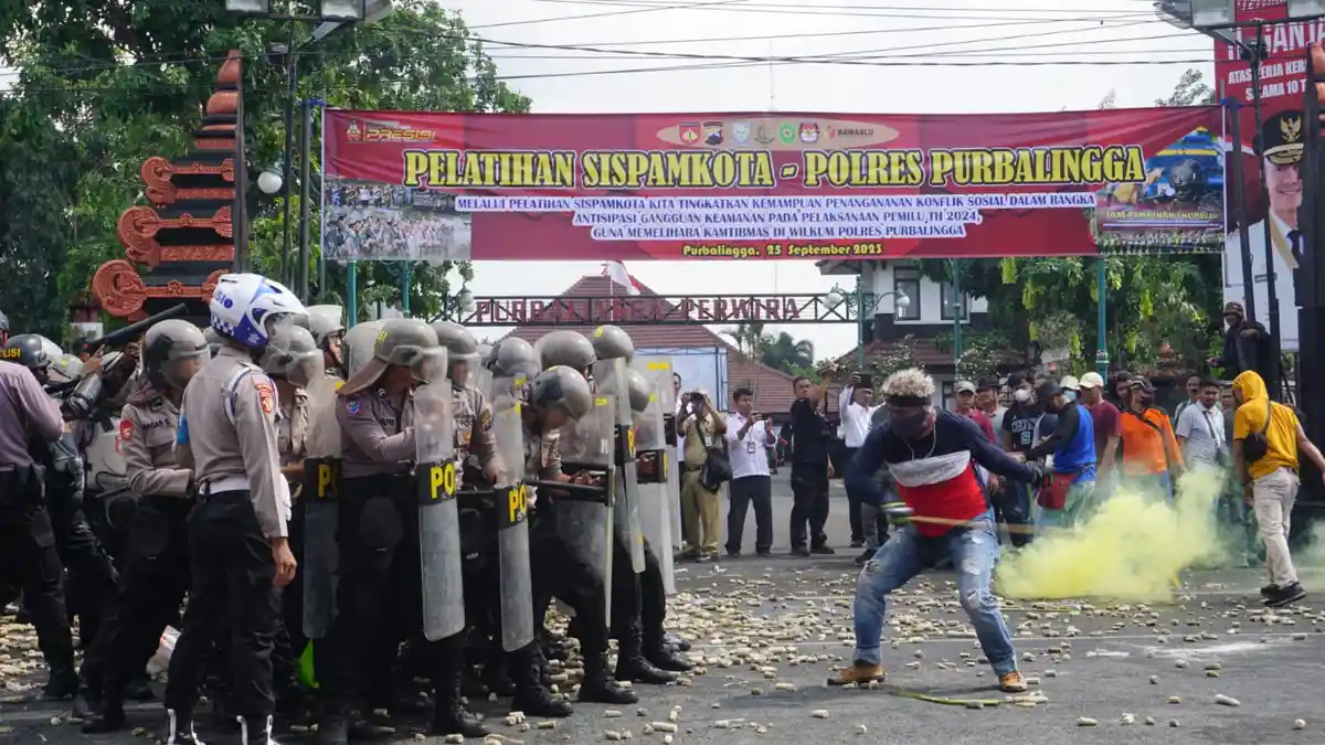 Begini Gambaran Ketika Massa Tolak Hasil Pemilu, Lempar Batu Serang Petugas
