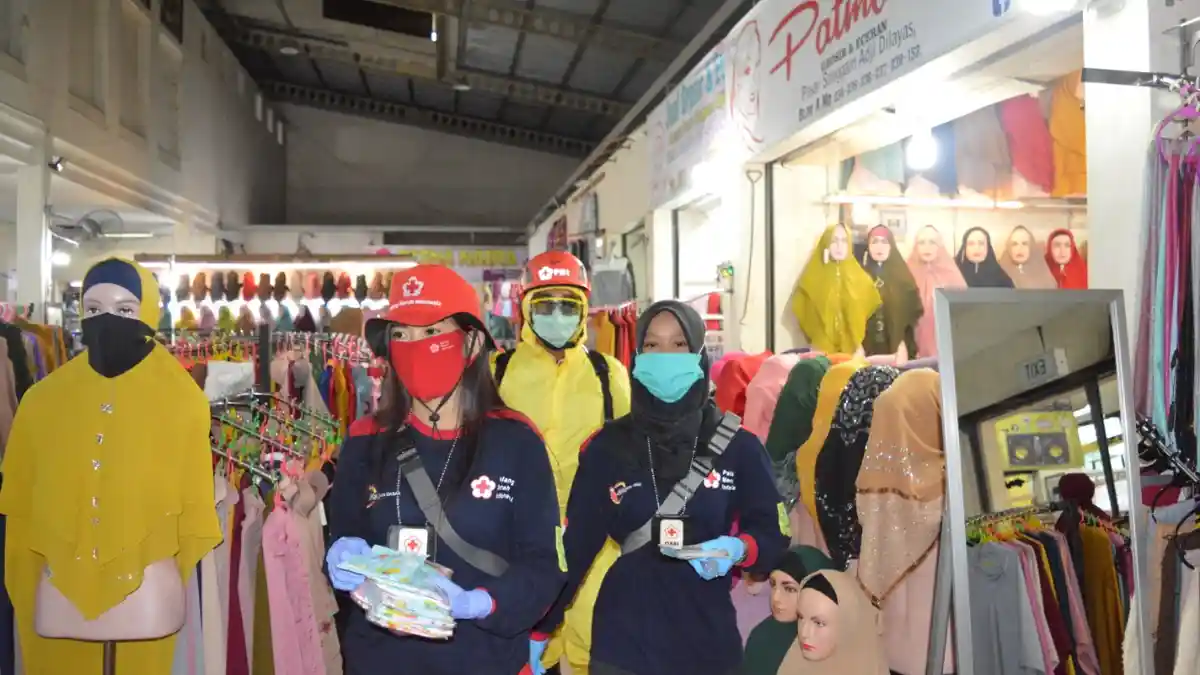 BPBD-Relawan PMI Berau Bagikan Masker Kepada Pedagang dan Pengunjung di Pasar Sanggam Adji Dilayas