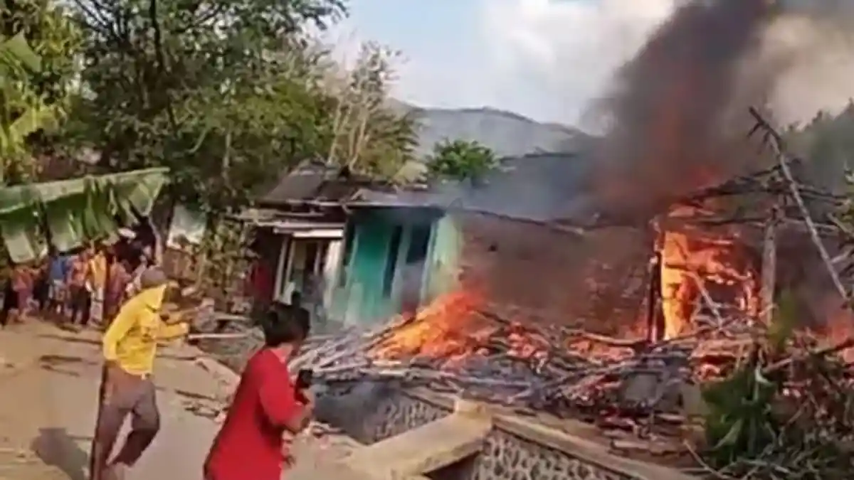 Diduga Korsleting Listrik, 3 Rumah dan 1 Dapur di Mlandingan Situbondo Habis Terbakar