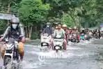 Banjir-merendam-jalan-raya-Kedungrukem-Benjeng-Gresik.jpg