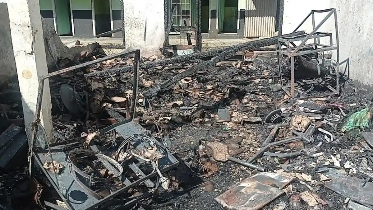 Polsek Talang Padang Amankan TKP dan Barang Bukti Kebakaran di SMP 1 Muhammadiyah