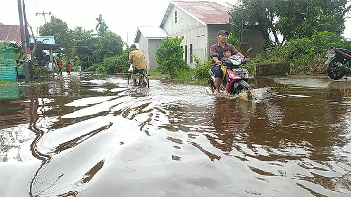 Intensitas Hujan Tinggi, Ruas Jalan Parit Cabang Kiri Kubu Raya Tergenang Air