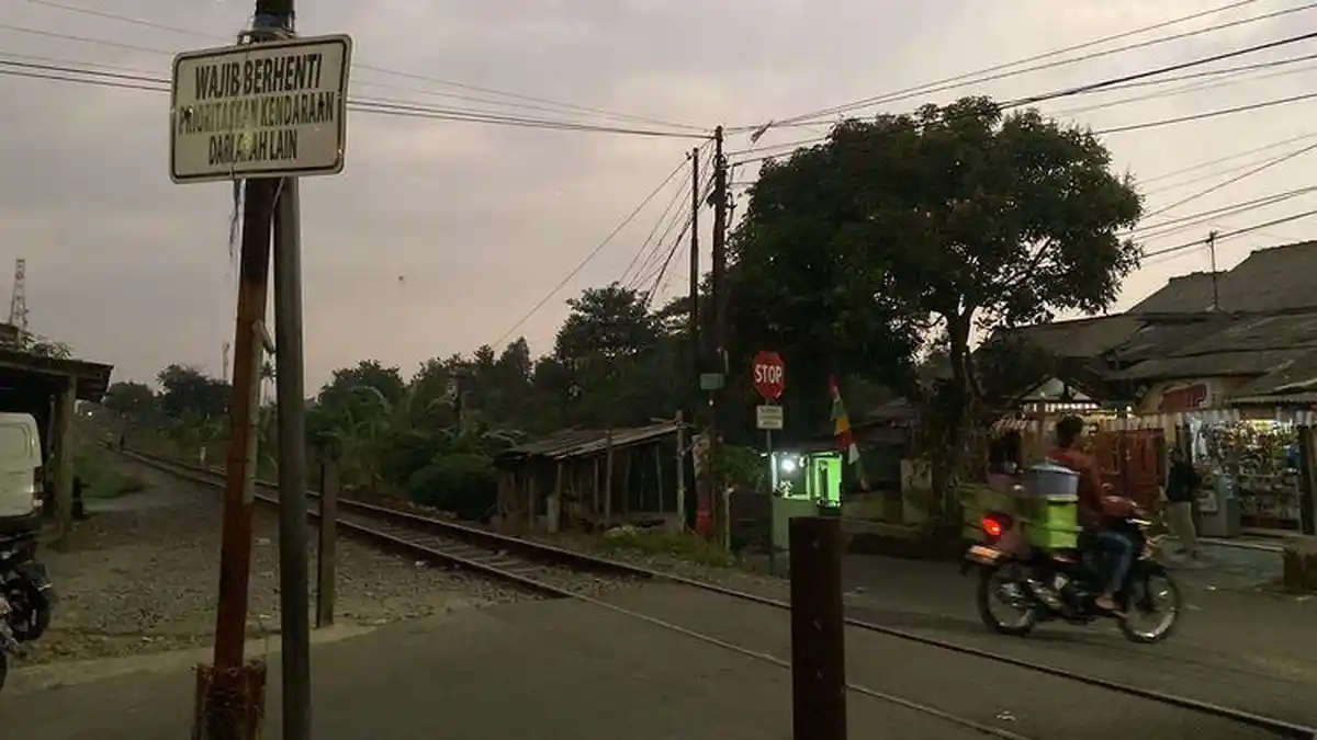 2 Pria Berboncengan Motor Tewas Tertabrak Kereta Api, Saksi: Kesenggol Buntutnya