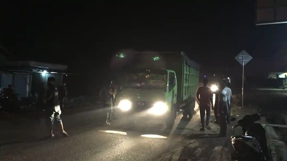 BREAKING NEWS: Truk Batu Bara Tabrak Warga di Desa Bertam Muarojambi