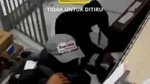 Dua-orang-tak-dikenal-OTK-sedang-berusaha-membuka-pintu-penyimpanaS.jpg