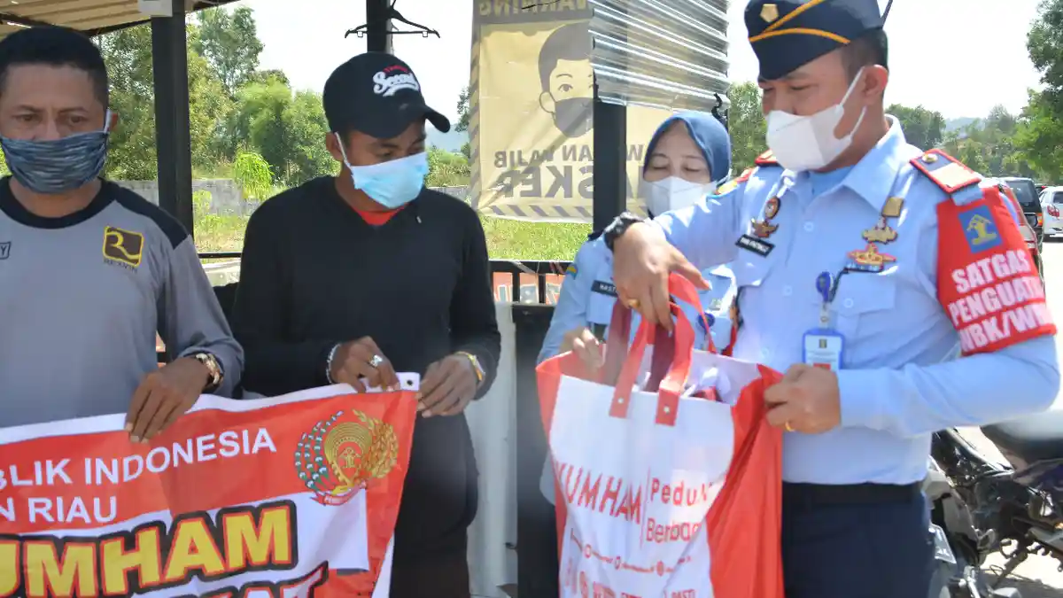Pegawai Rutan Batam Sisihkan Gaji dan Bagi 75 Paket Sembako Bantu Warga Terdampak Covid-19