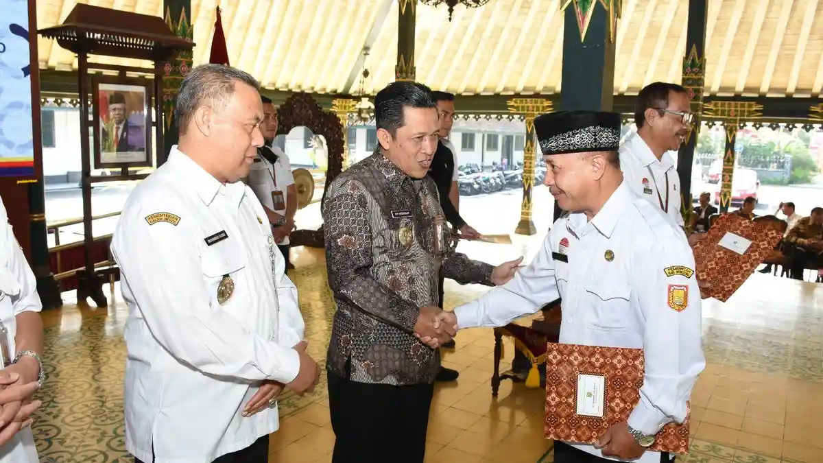 Serahkan SK Pensiun kepada 86 ASN Wonosobo yang Memasuki Purna Tugas, Ini Pesan Bupati Afif 