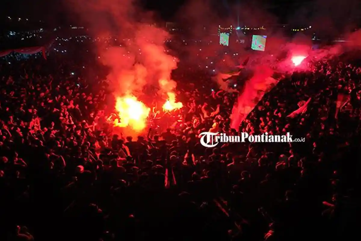 Antusias Ribuan Masyarakat Ikuti Nobar Semifinal Piala AFC U-23 di Halaman Kantor Gubernur Kalbar - Ribuan-masyarakat-mengikuti-Nonton-Bareng-3.jpg