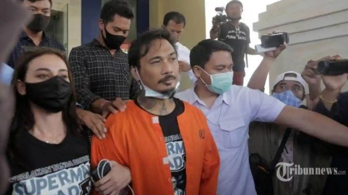 Majelis Hakim Teguh Pendirian Sidang Jerinx Digelar Daring, Suami Nora dan Kuasa Hukumnya 'Walk Out'