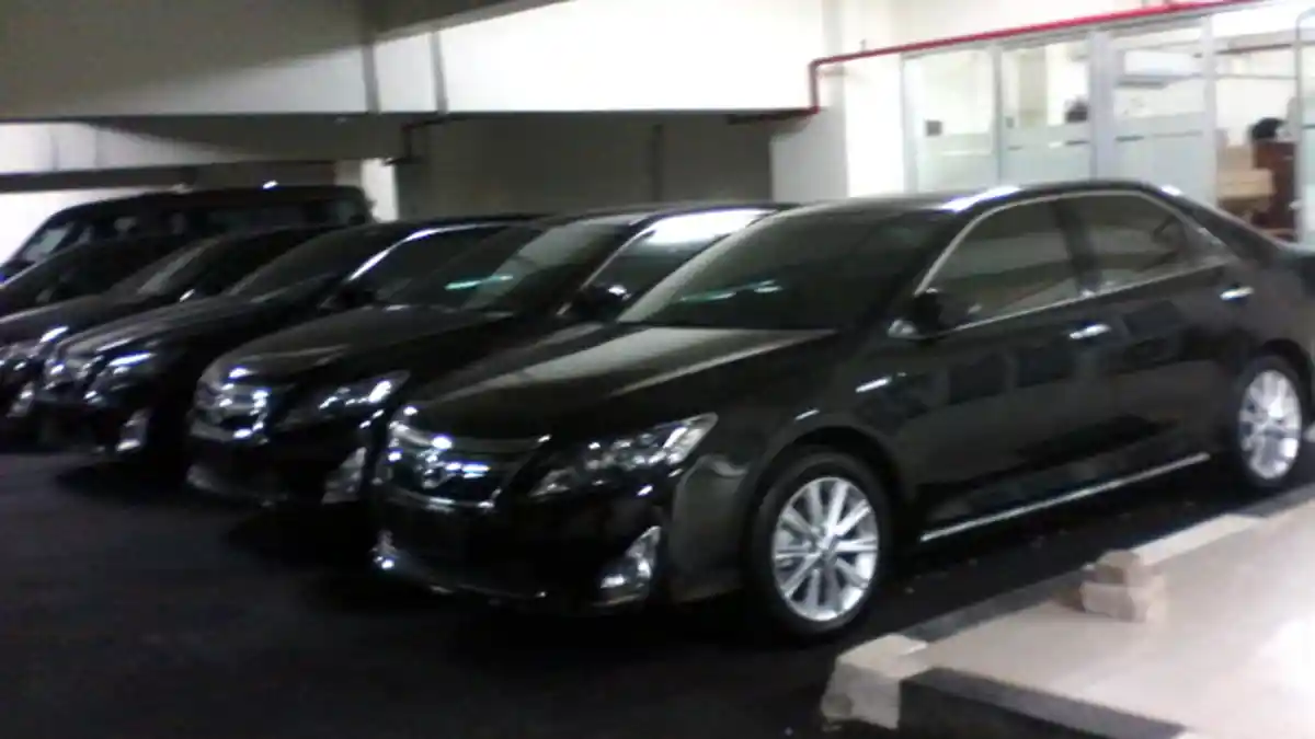 Lima Mobil Dinas Baru Pimpinan Terparkir di Basement Gedung DPRD