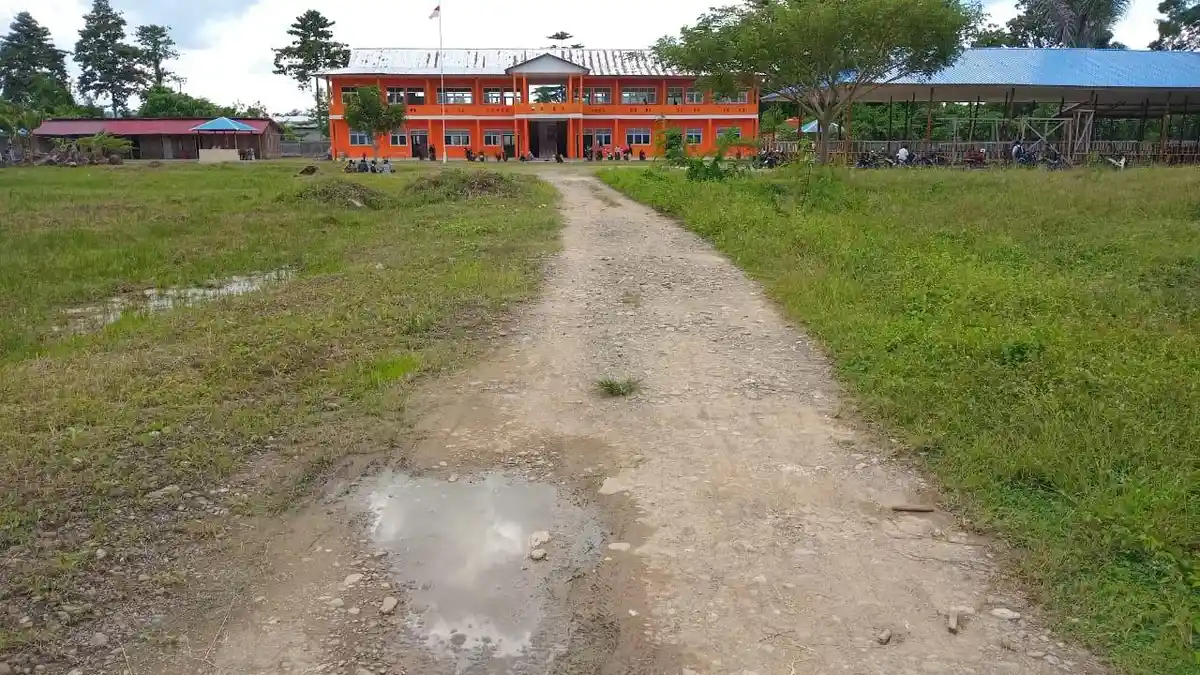 Mahasiswa STKIP Hunimua Tagih Janji PUPR SBT Soal Pengerjaan Jalan Masuk Kampus 