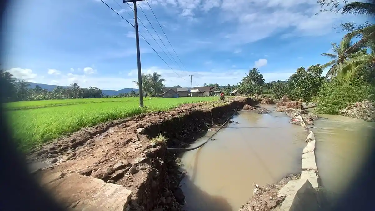 Jalan Penghubung Antar-Kampung di Desa Barugbug Luluh Lantak Diterjang Banjir