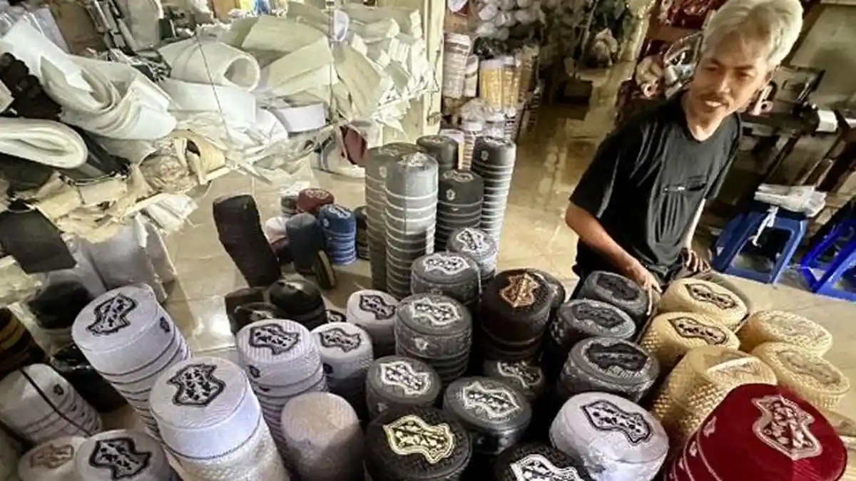 Awalnya Belajar Otodidak Haji Mat Mampu Pasarkan Songkok ke Banyak ...