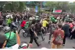 Momen-Massa-Aksi-dan-Driver-Ojol-Tembus-Blokade-Polisi-dan-TNI.jpg
