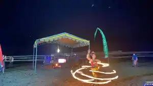 pertunjukan-fire-dance-untuk-pengunjung-di-malam-pergantian-tahun.jpg