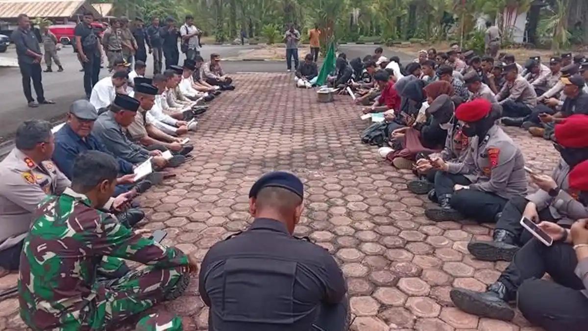 Demo Mahasiswa di DPRK Nagan Raya Berakhir dengan Shalat Zuhur Bersama di Masjid Giok