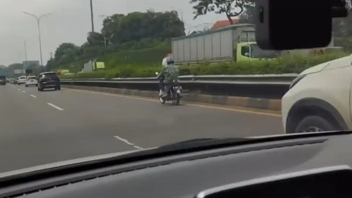 VIRAL Pemotor Berbaju Loreng Masuk Tol Jatiwarna