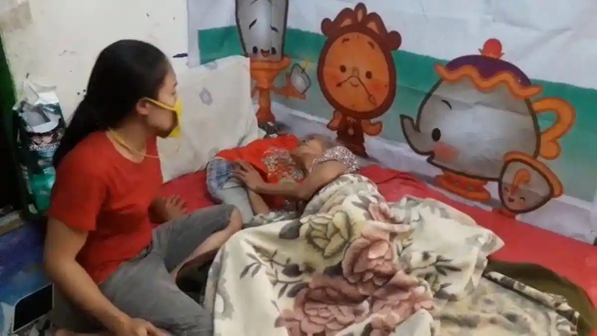 Viral Kisah Nenek Ugi yang Hanya Bisa Terbaring Lemah di Kamar, Ada Benjolan Besar di Lutut