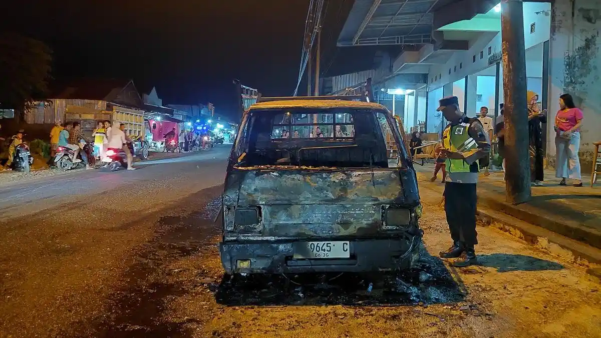 BREAKING NEWS Mobil Pikap Terbakar di Jepara, Sopir Mengalami Luka Bakar Serius - Tribunjateng.com