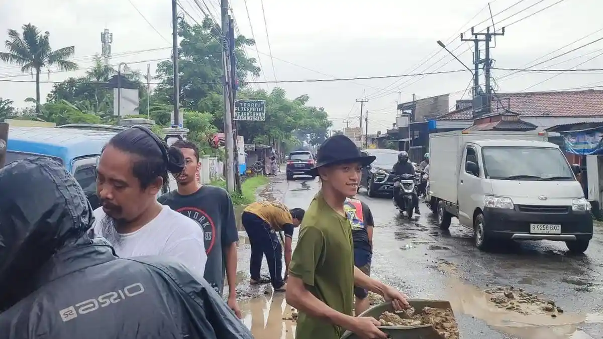 Pemkab Karawang Targetkan Perbaikan Jalan Rusak Rampung Akhir Maret 2023