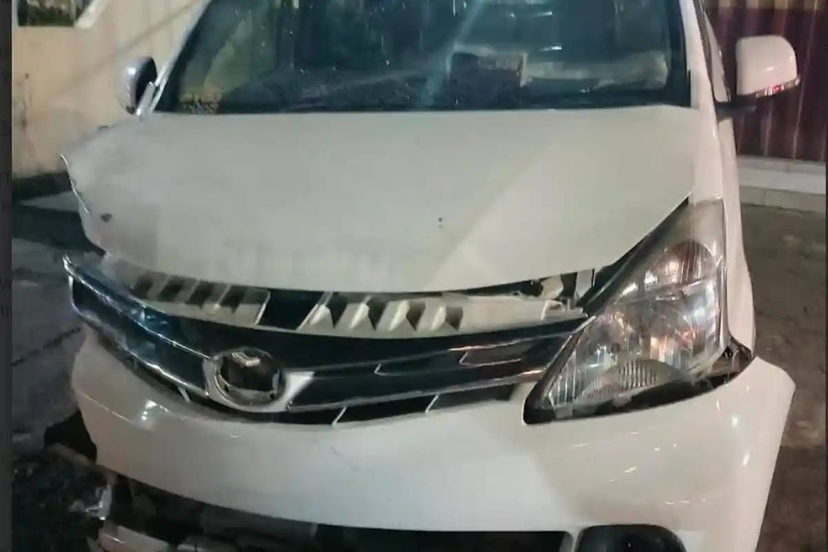 Kecelakaan di Jember, Adu Moncong Mobil Daihatsu Xenia vs Honda Jazz, 1 Orang Dirawat di RS