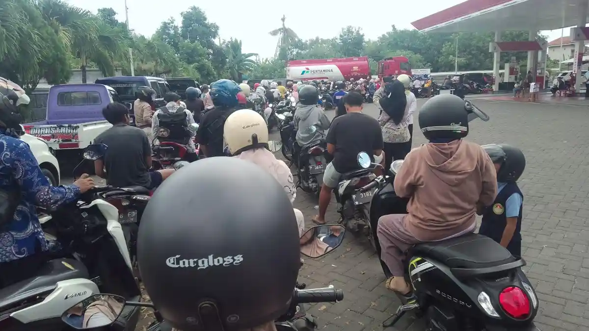 Antrean Pembelian BBM Juga Terjadi di SPBU Situbondo, Padahal Stok Aman