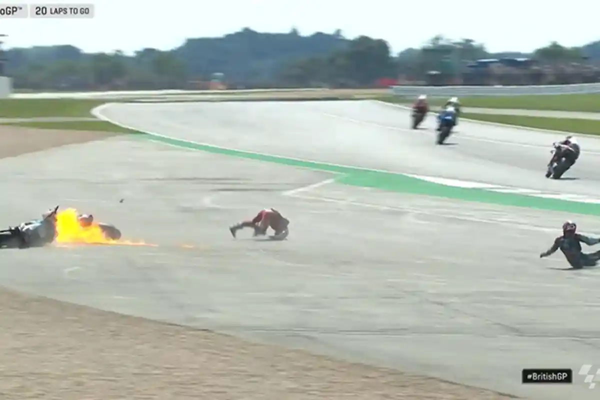 SEDANG Live MotoGP, CRASH Dovisiozo & Quartararo, Marquez - Rossi Bersaing