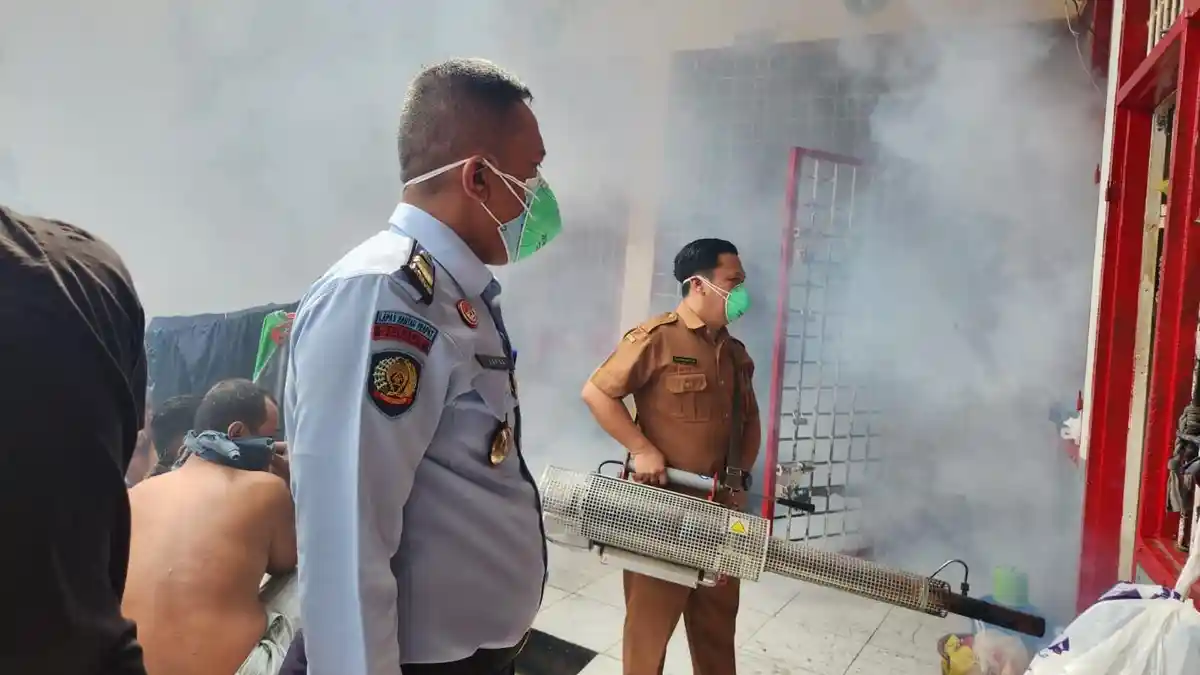 Cegah Penyebaran DBD, Lapas Kelas III Kotapinang Gandeng Dinkes Labuhanbatu Selatan Lakukan Fogging