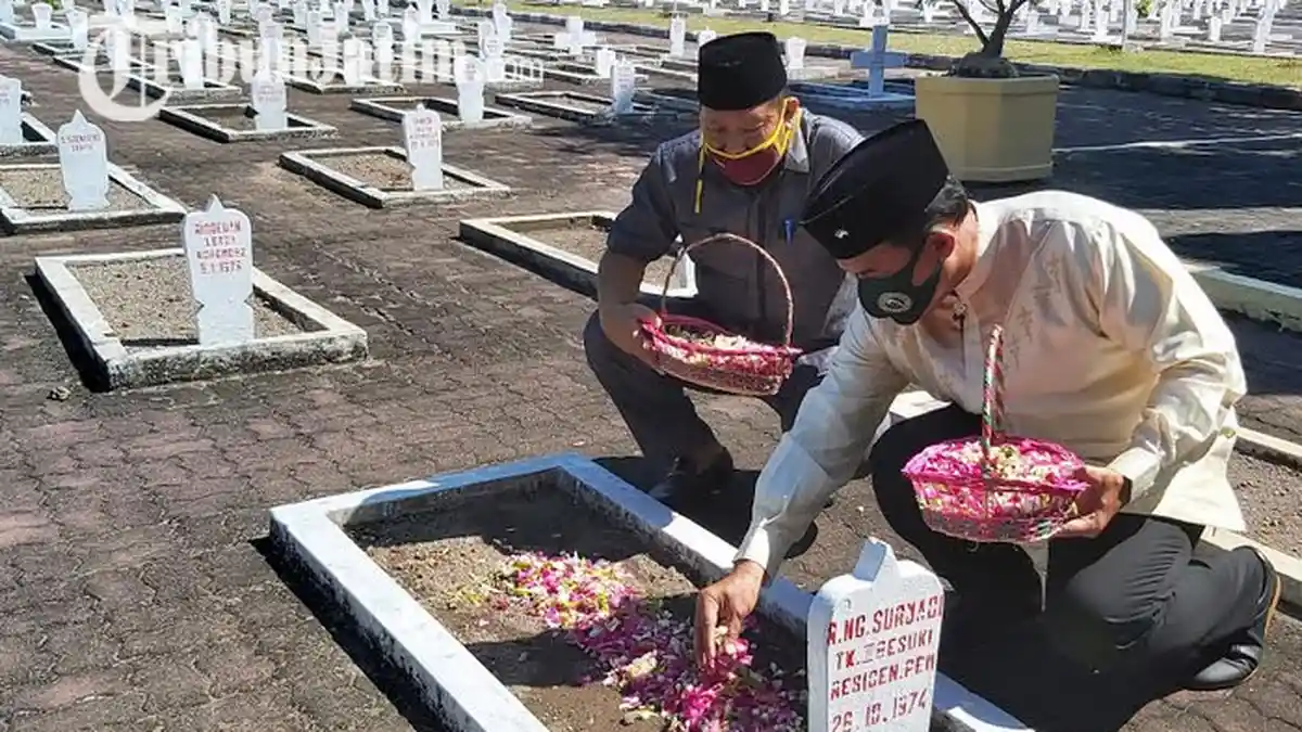Jelang Hari Kemerdekaan, BHS Bersama Tim dan Anak Yatim Ziarah ke TMP Sidoarjo