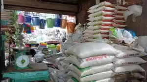 Stok-beras-ditumpuk-di-salah-satu-toko-di-Pusat-Pasar-Medan.jpg