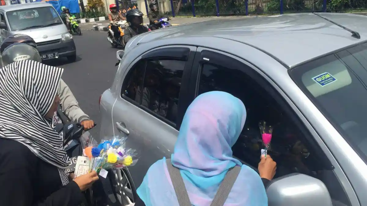 Rindu Ibu, Puluhan Mahasiswi di Yogyakarta Bagi Bunga