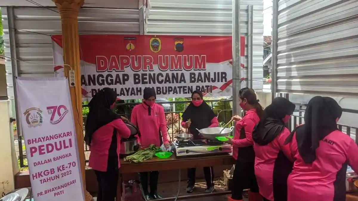 TNI-Polri Buka Dapur Umum untuk Korban Banjir Bandang Margoyoso, Sehari Sediakan 1.500 Porsi